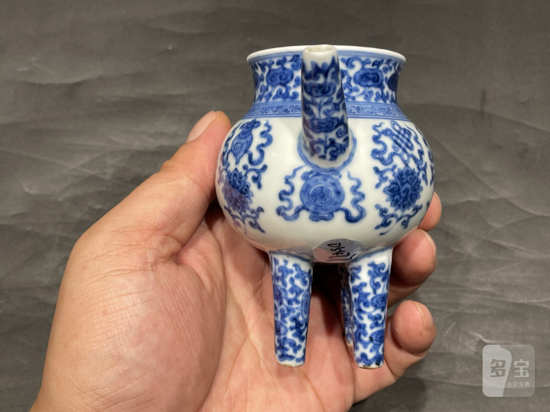 清中晚期 青花缠枝花卉八宝纹香壶（带木盖，木座） - 图5